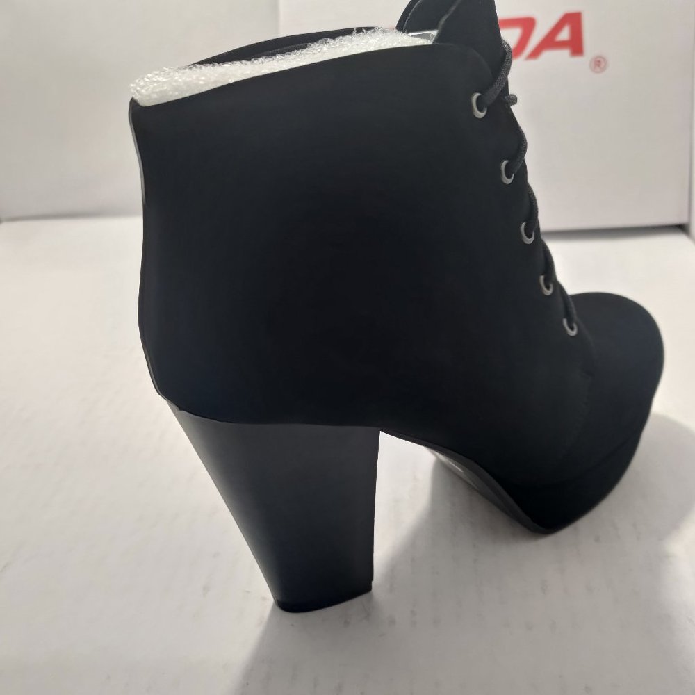 AHENDA High Platform Heel Ankle Bootie Black